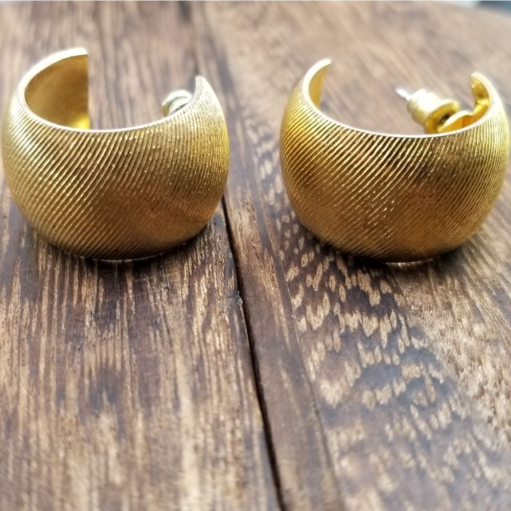 Classic c waverly crisp earrings E254